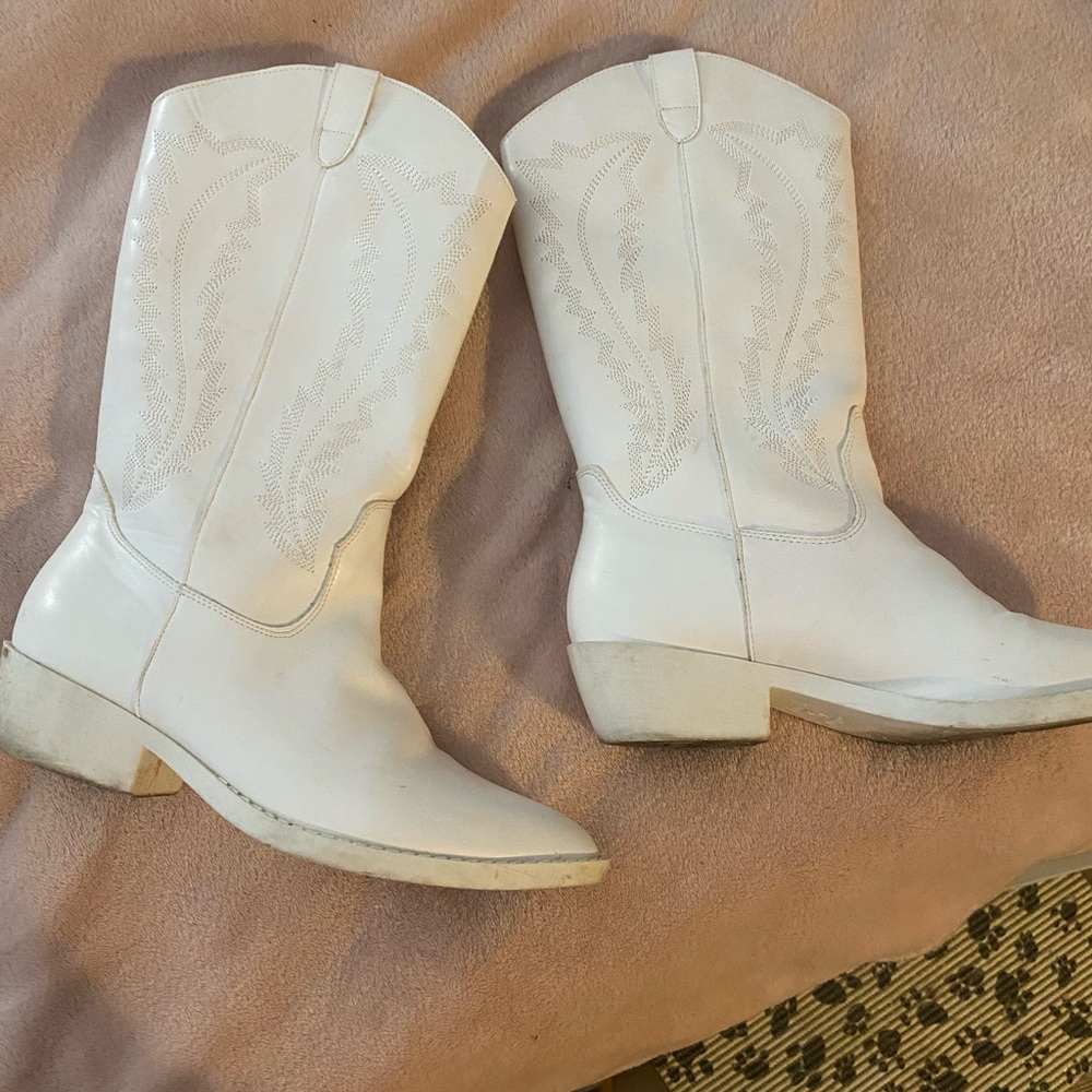 Elegant White Western Boots